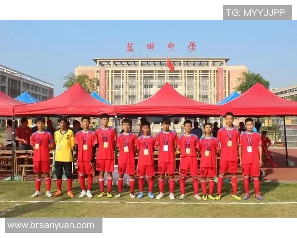 足球明星拍照技巧揭秘如何展现完美形象与自信风采