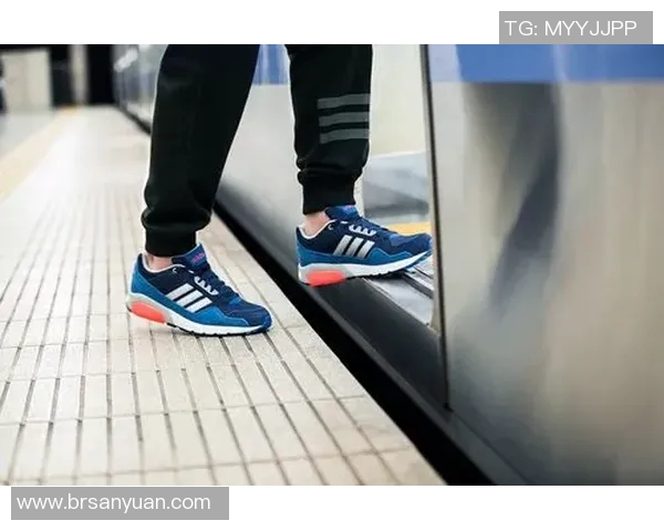 足球明星时尚新潮流将衣服挂头上引领街头风尚